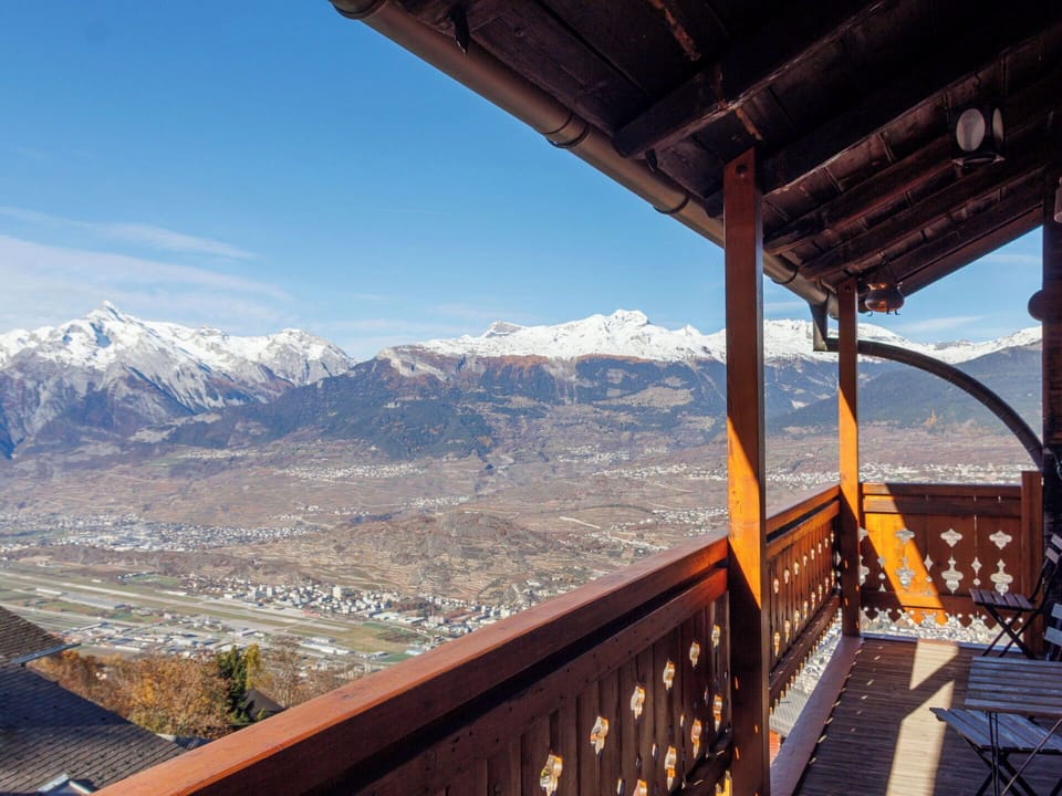 Interior Design, Wall, Flooring, Wood, Ceiling, Furniture, Floor, Room, Lighting, Apartment