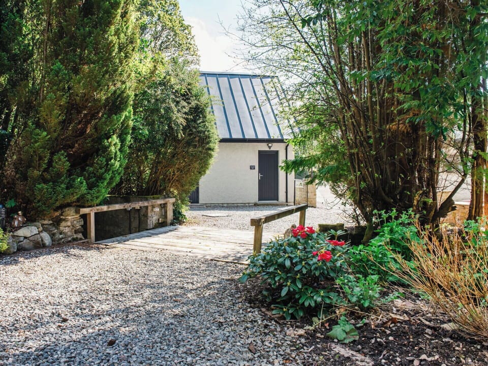 Shrub, Home, Cottage, Roof, Garden, Shade, Driveway, Landscaping, Siding, Garden Buildings