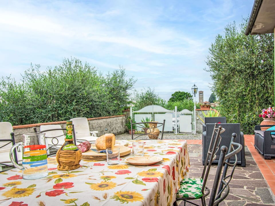 Furniture, Table, Garden, Chair, Flowerpot, Kitchen & Dining Room Table, Houseplant, Backyard, Outdoor Table, Yard