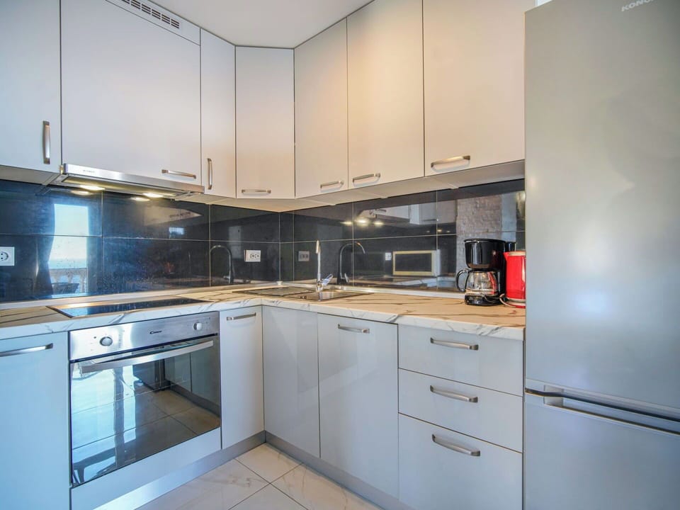 Kitchen Appliance, Kitchen, Countertop, Major Appliance, Cabinetry, Flooring, Interior Design, Floor, Home Appliance, Ceiling