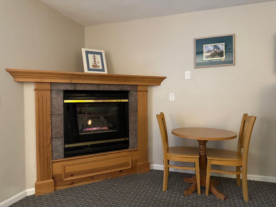 Deluxe Room, 1 King Bed, Fireplace | Pillowtop beds, cribs/infant beds, free WiFi, bed sheets