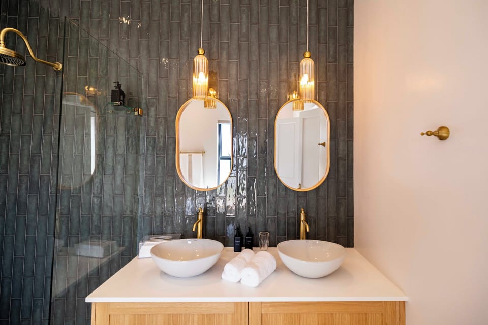 Luxury Double or Twin Room, 1 King Bed, Garden View | Bathroom | Separate tub and shower, free toiletries, hair dryer, towels