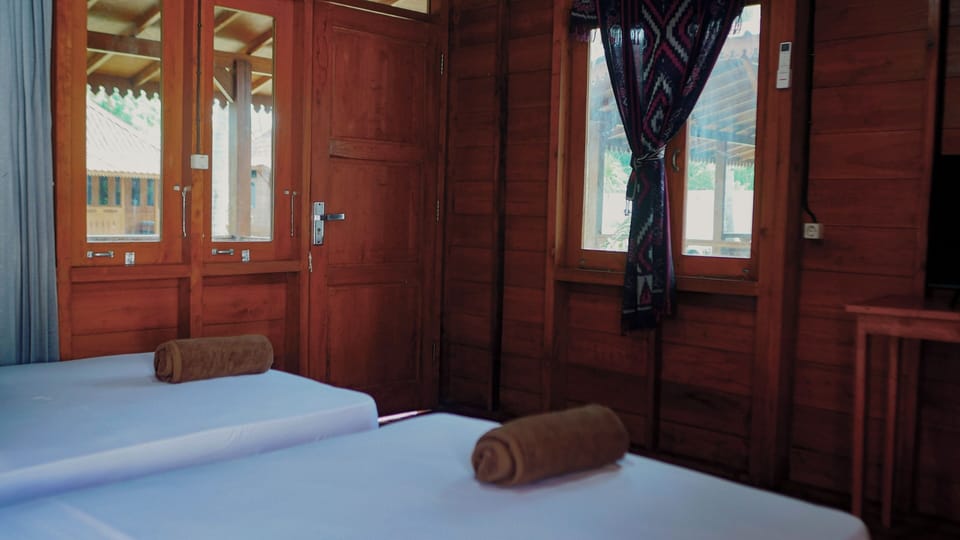 Deluxe Double or Twin Room, Pool View | Desk, laptop workspace, WiFi (free)