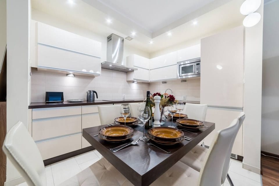 Centrally Located Apartment with Balcony Perfect for Five | Book Now With RENTUJEMY
