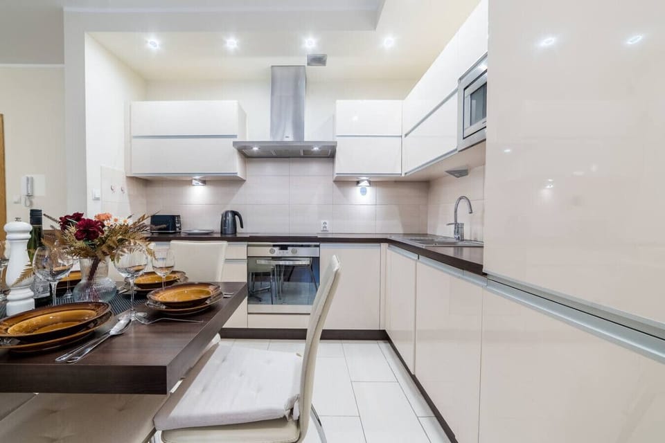 Centrally Located Apartment with Balcony Perfect for Five | Book Now With RENTUJEMY