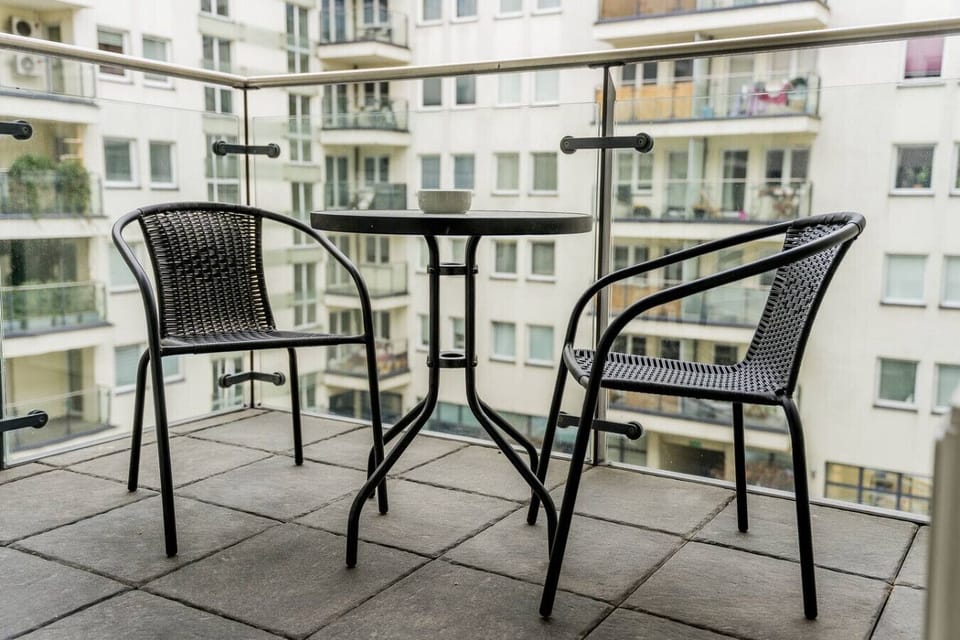 Centrally Located Apartment with Balcony Perfect for Five | Book Now With RENTUJEMY