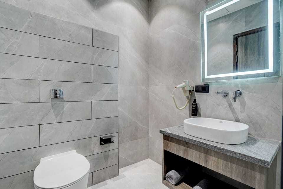 Executive Room | Bathroom | Shower, hair dryer, slippers, towels