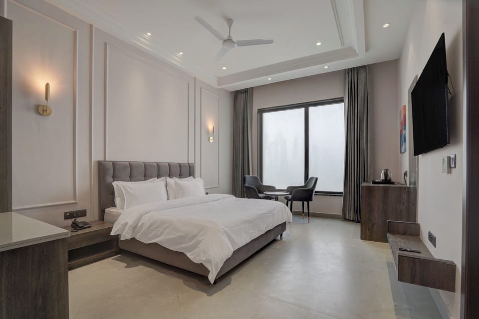 Superior Room | Select Comfort beds, in-room safe, desk, laptop workspace