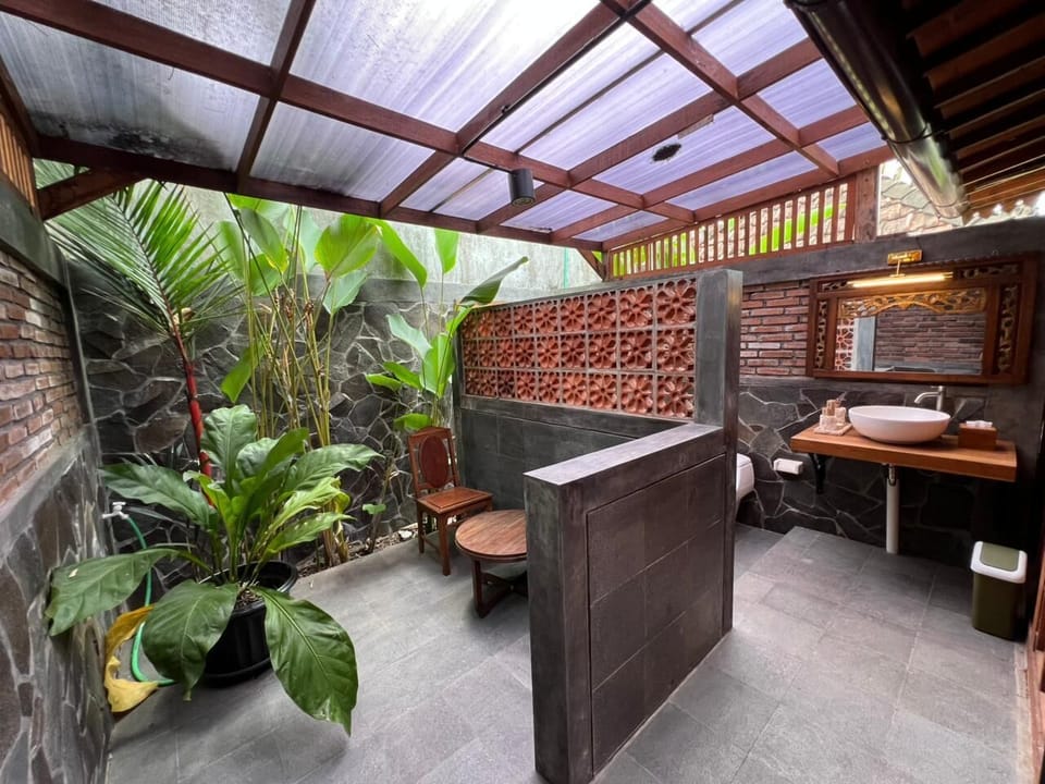 Double Room | Bathroom | Slippers, towels, soap, shampoo