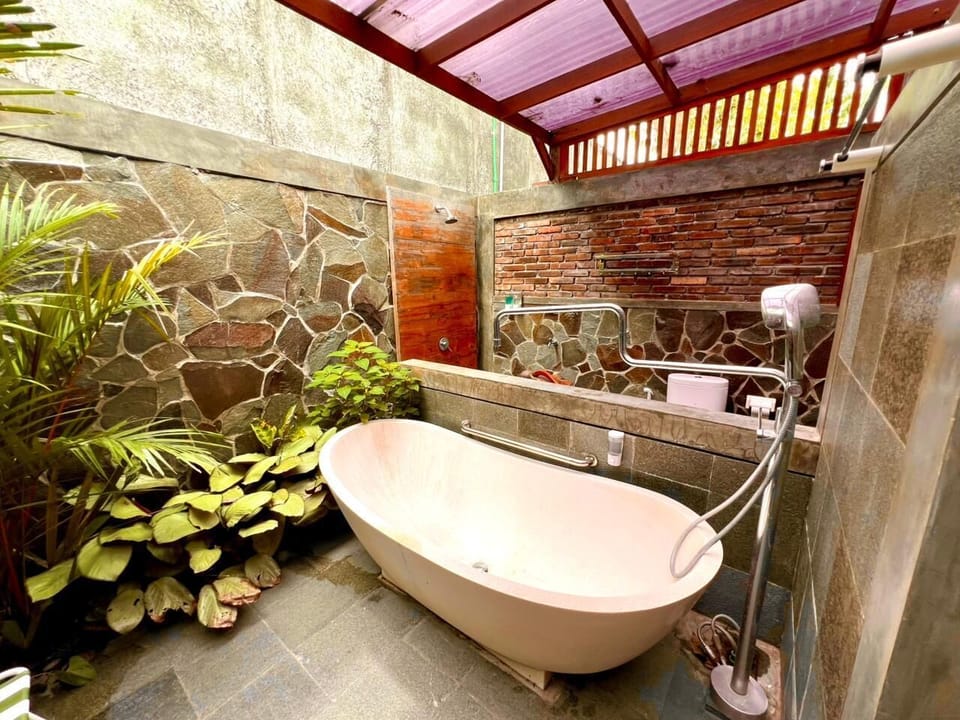 Luxury Double Room | Bathroom | Slippers, towels, soap, shampoo