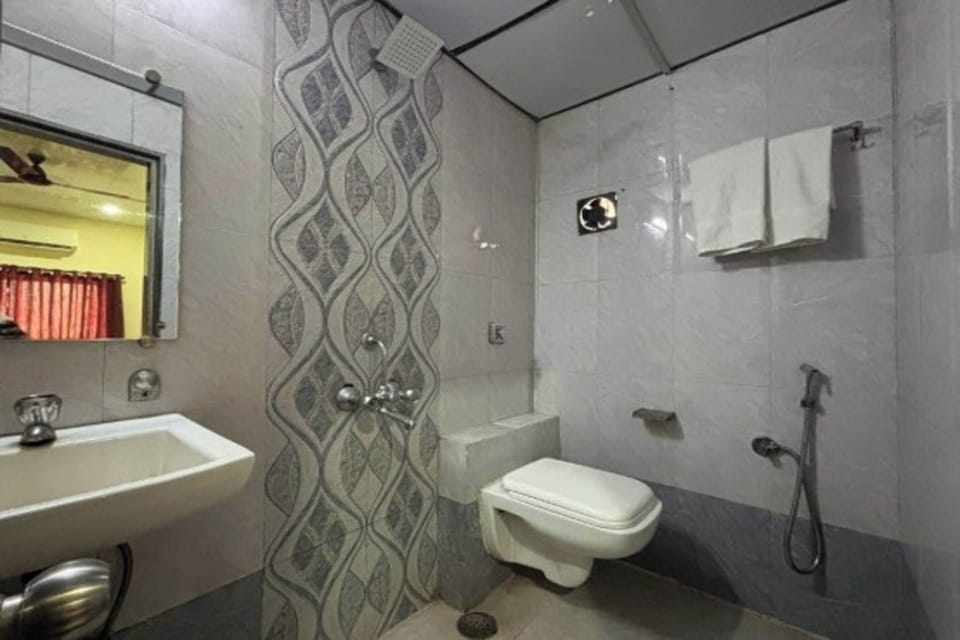 Deluxe Room | Bathroom | Shower, free toiletries, towels, soap