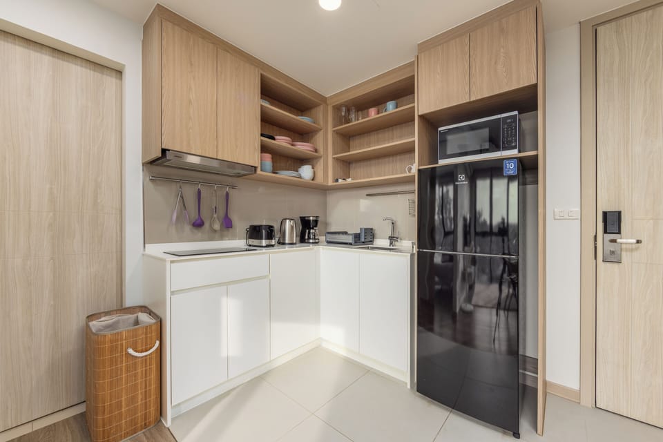 Exclusive Apartment, 2 Bedrooms, Balcony, Golf View | Private kitchen