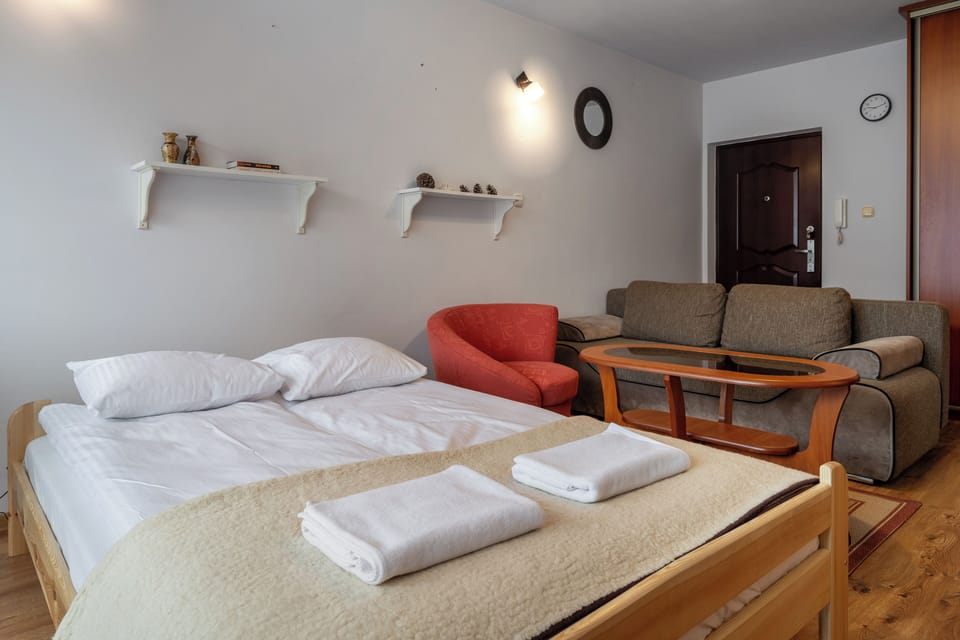 Studio Suite, Balcony | Iron/ironing board, WiFi (free)