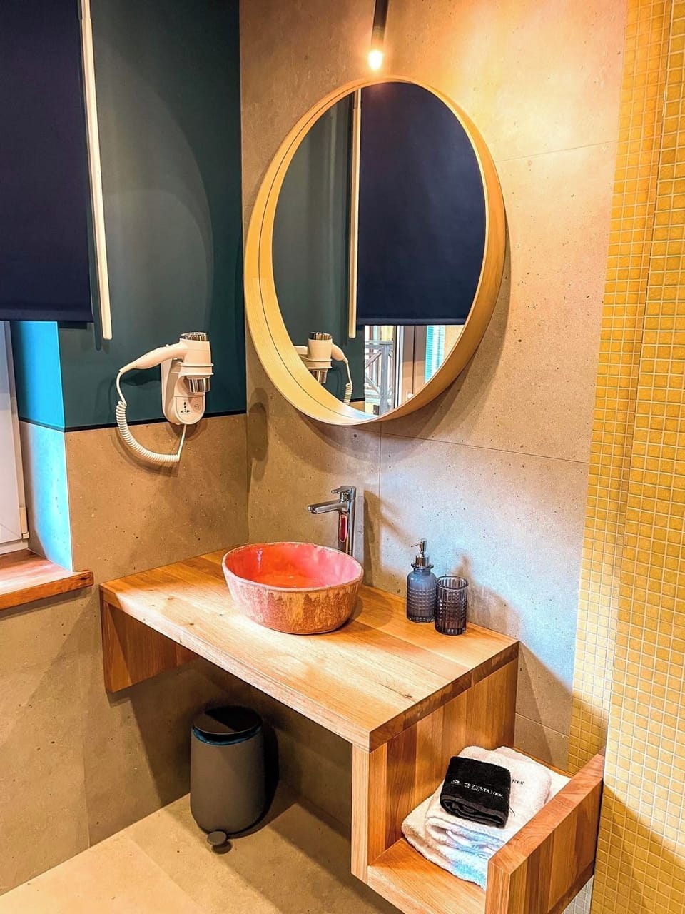 Premium Double or Twin Room, Partial Lake View | Bathroom | Shower, free toiletries, towels, soap