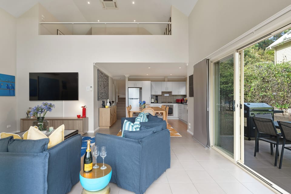 George's Cabin - Kangaroo Valley Golfcourse. Our open plan living, dining and kitchen. Perfect for dinner parties with friends and loved ones!