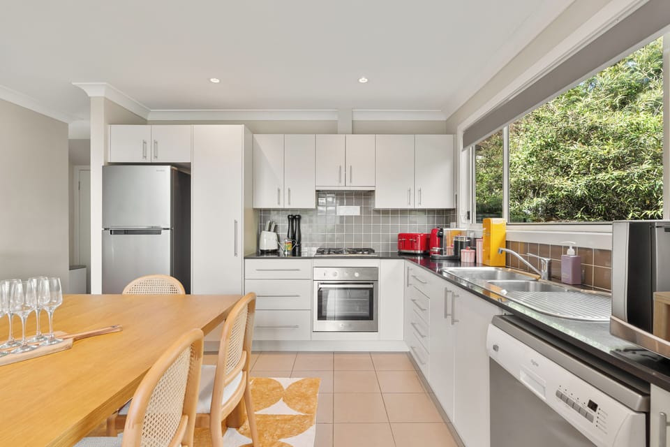 George's Cabin - Kangaroo Valley Golfcourse. Our kitchen complete with high end appliances, perfect for morning breakfasts and dinner with friends!