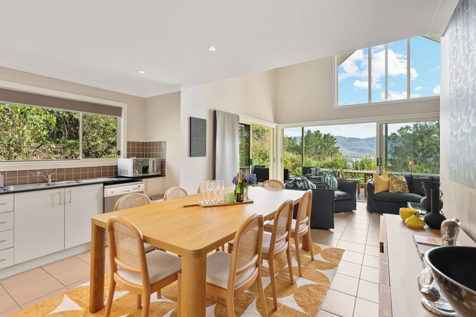 George's Cabin - Kangaroo Valley Golfcourse. Our 8 seater dining table overlooking the valley!