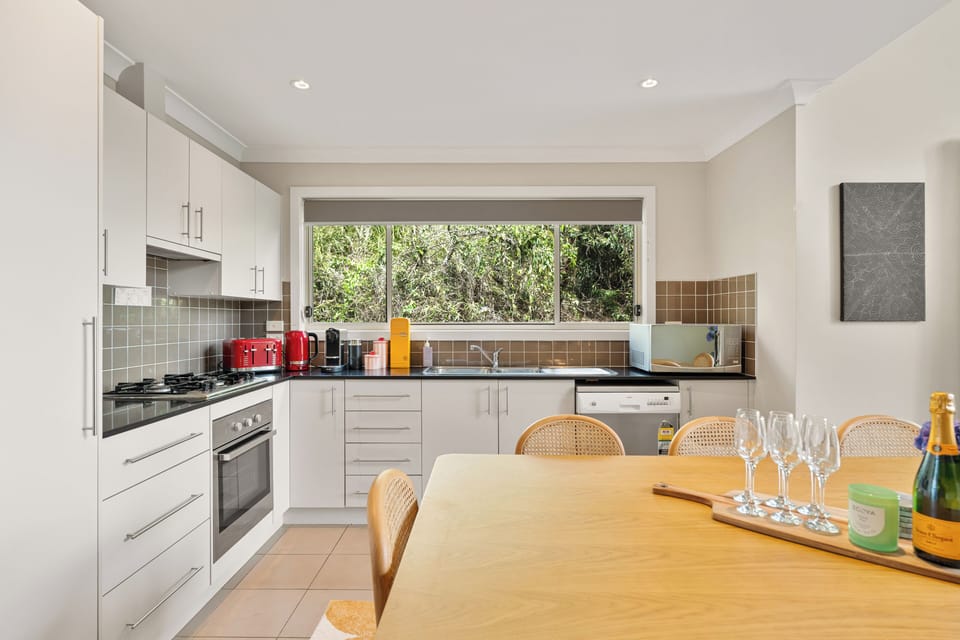 George's Cabin - Kangaroo Valley Golf Course. Our open plan kitchen and dining.