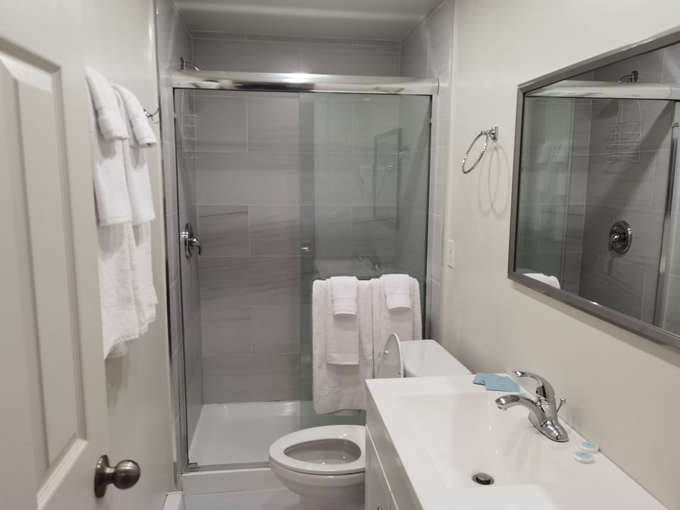 Comfort Suite, 2 Queen Beds, Ocean View | Bathroom | Shower, towels