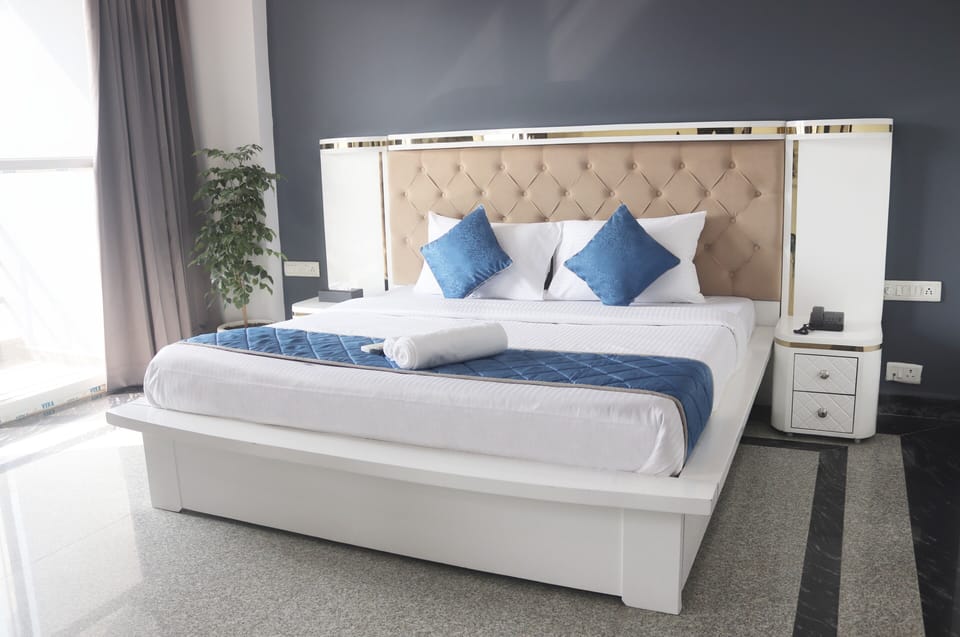 Executive Room, 1 King Bed, Balcony, City View | Individually decorated, individually furnished, laptop workspace