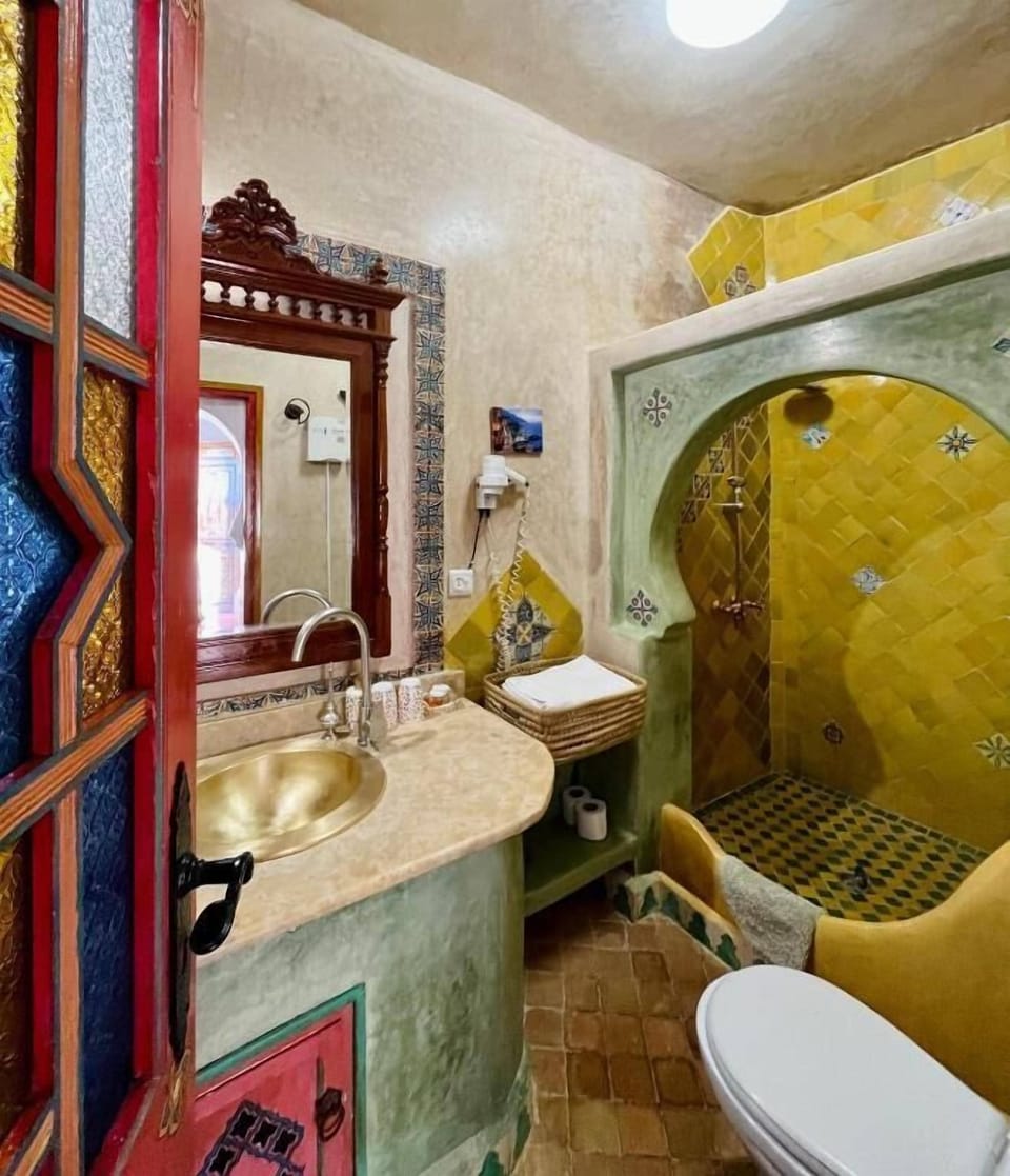 Standard Double Room | Bathroom | Shower, hair dryer, soap, shampoo