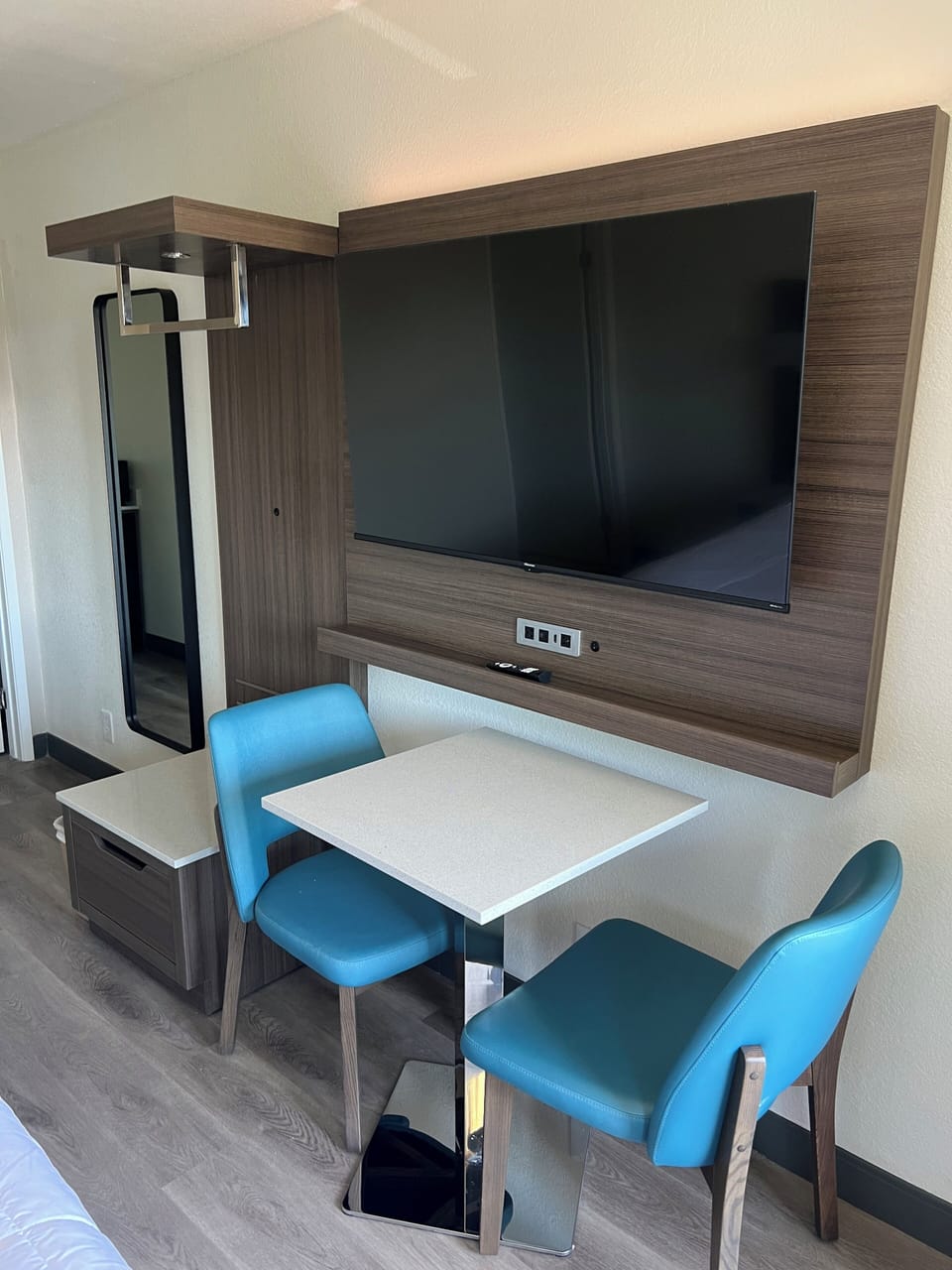 Standard Room, 1 Queen Bed, Non Smoking, Mountain View | In-room safe, desk, blackout drapes, iron/ironing board