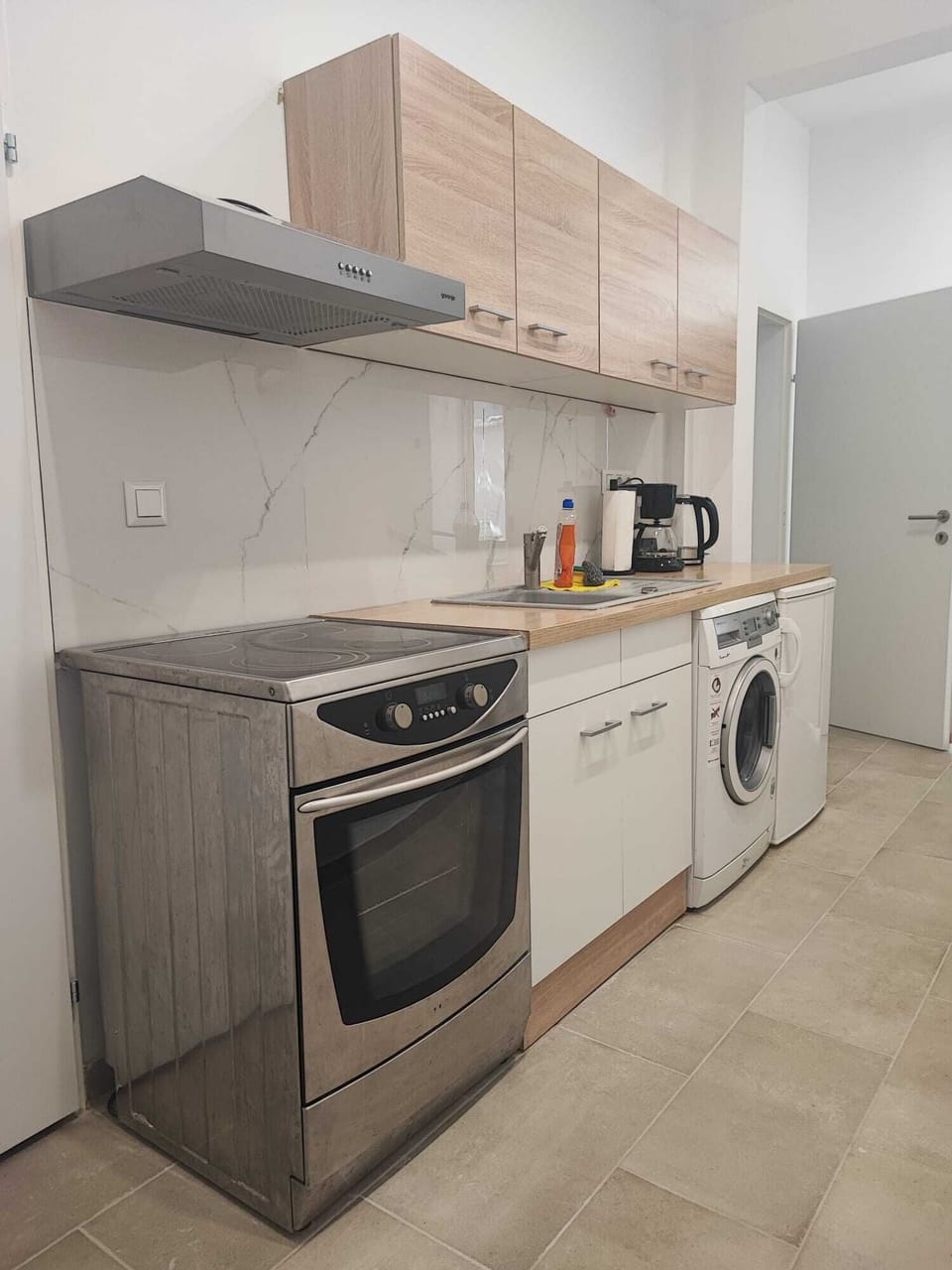 Basic Apartment | Private kitchen | Mini-fridge, oven, stovetop, cookware/dishes/utensils