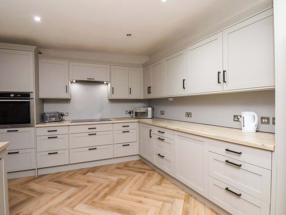 Dishwasher, cookware/dishes/utensils