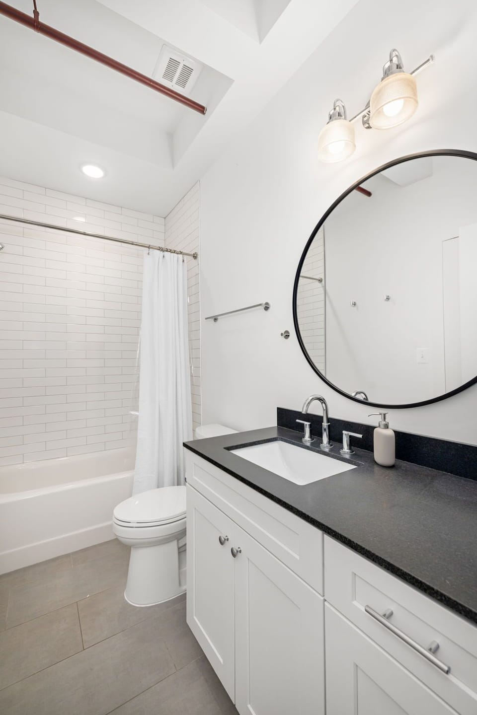 Clean, modern design with tub/shower combination