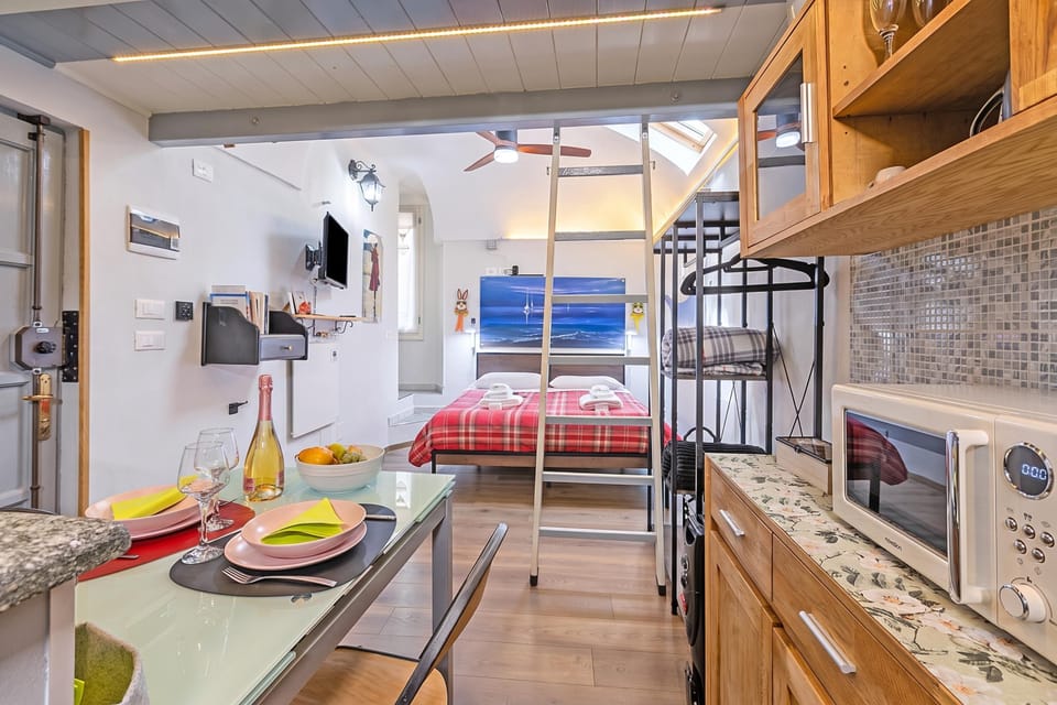 Standard Studio, Microwave (Domus Piazza Brigida near Beach &) | Interior