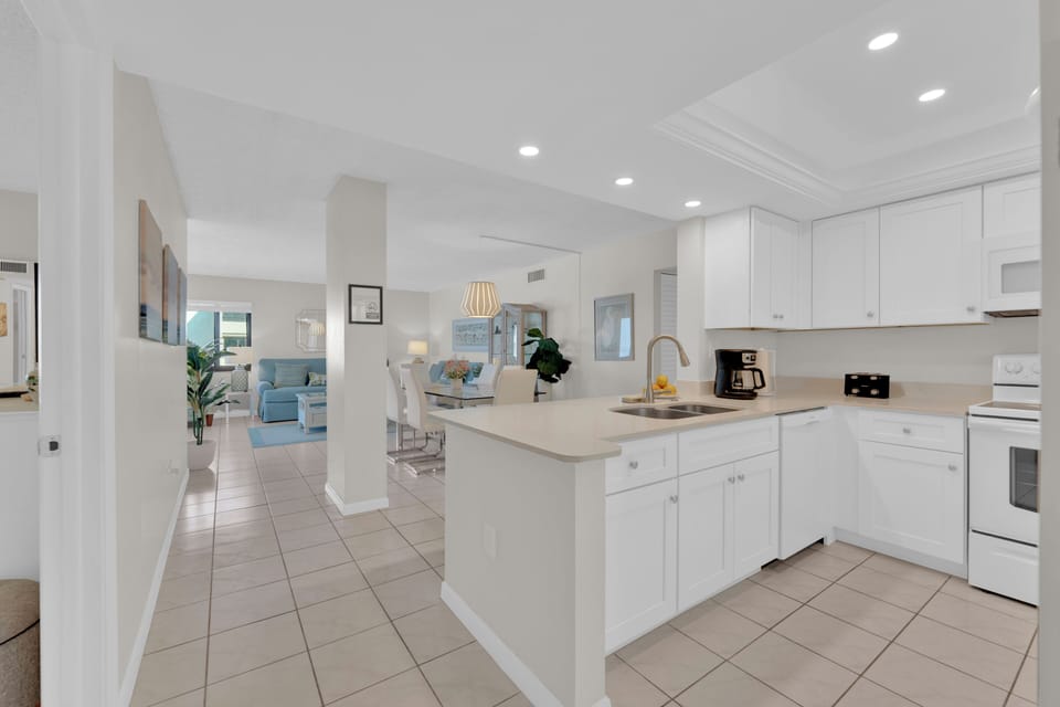 Light and bright monthly rental on Fort Myers Beach