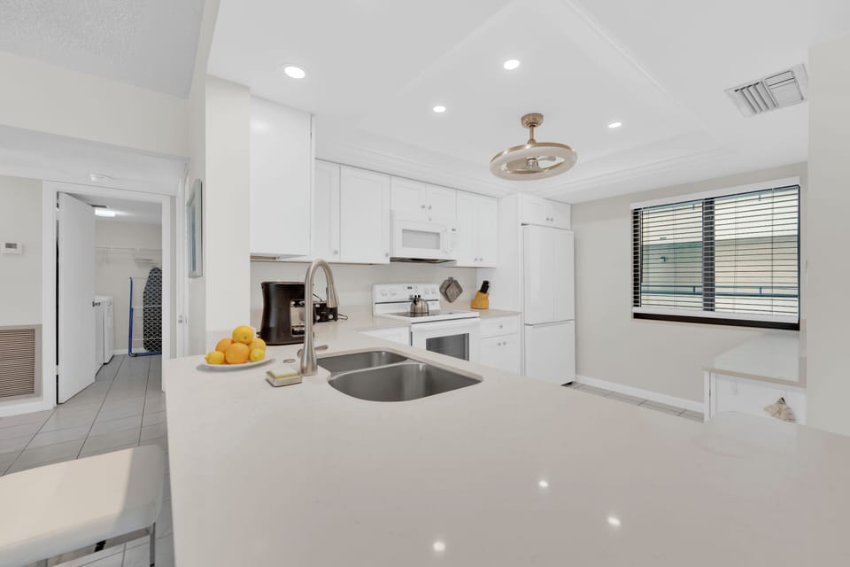 Fully equipped kitchen to prepare meals at your monthly rental on Fort Myers Beach