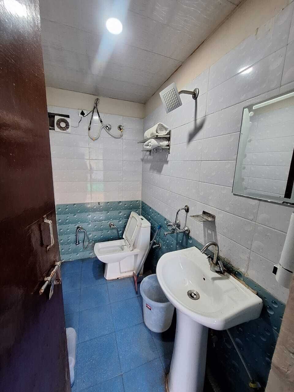 Family Room, Valley View | Bathroom | Free toiletries, towels