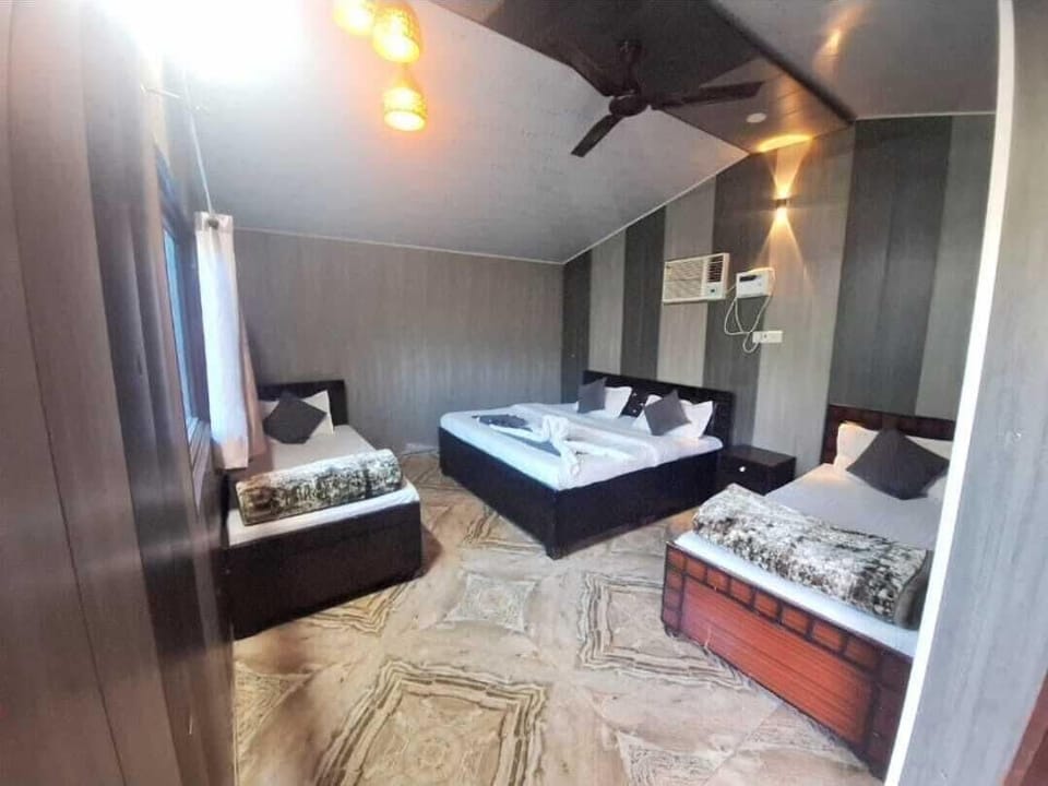 Deluxe Room | Desk, laptop workspace, free WiFi