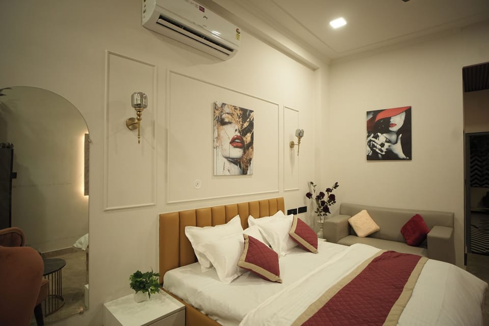 Suite Room | Laptop workspace, free WiFi