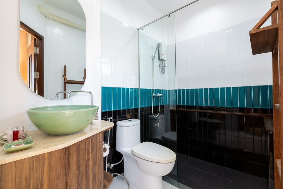 Shower, free toiletries, hair dryer, towels