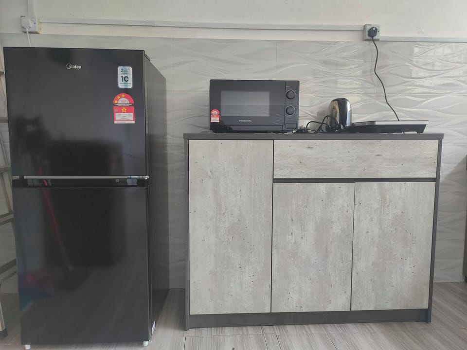 Fridge, microwave, stovetop, cookware/dishes/utensils