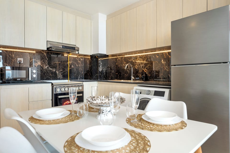Deluxe Apartment, 1 Bedroom, Non Smoking, City View | Private kitchen
