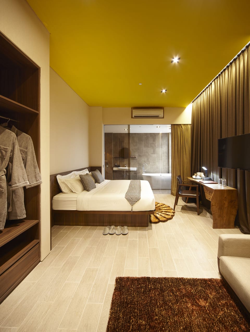 Suite | Minibar (free items), in-room safe, blackout drapes, WiFi (free)