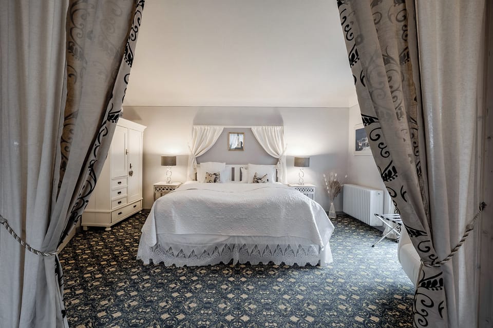 JASPER | Premium bedding, free cribs/infant beds, free WiFi, bed sheets