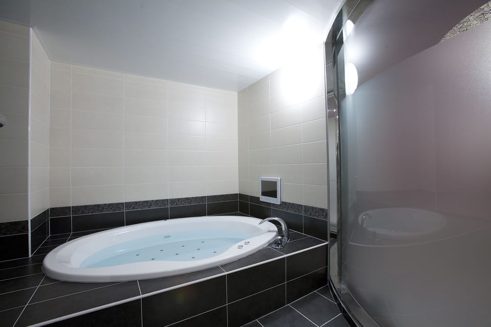 Suite | Jetted tub