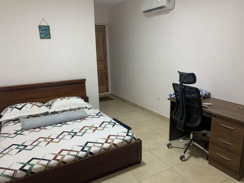 Room, 1 Queen Bed, Microwave | Desk, iron/ironing board, WiFi (free)