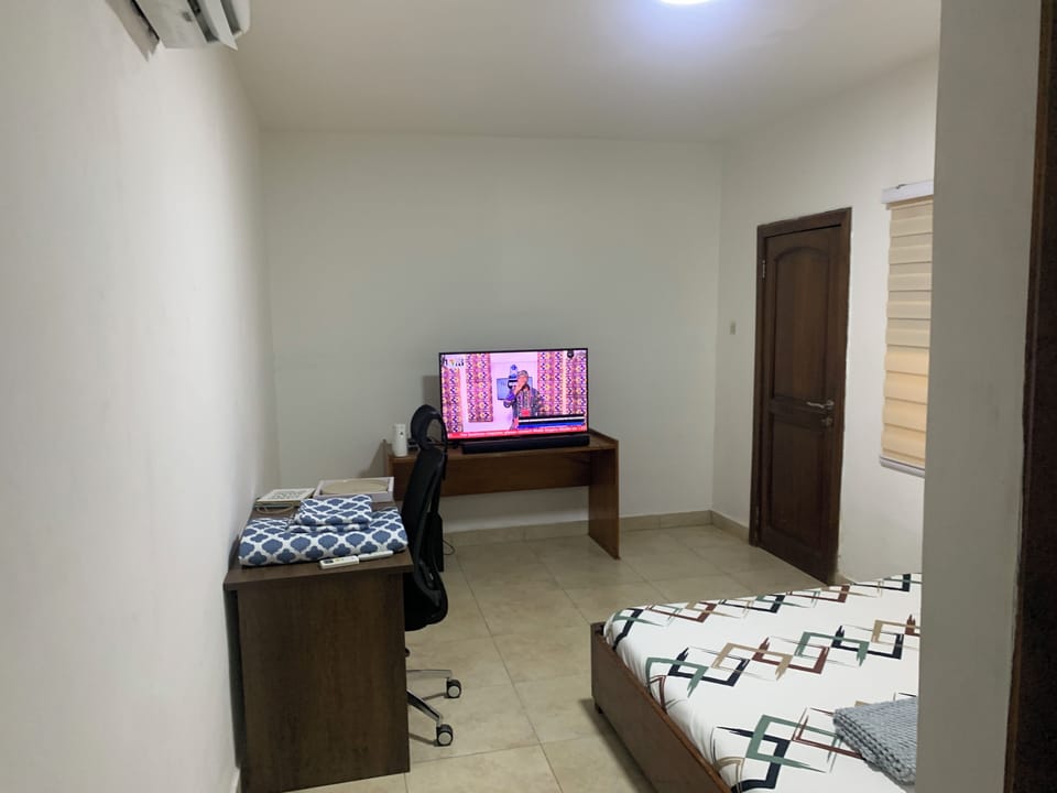 Room, 1 Queen Bed, Microwave | Desk, iron/ironing board, WiFi (free)