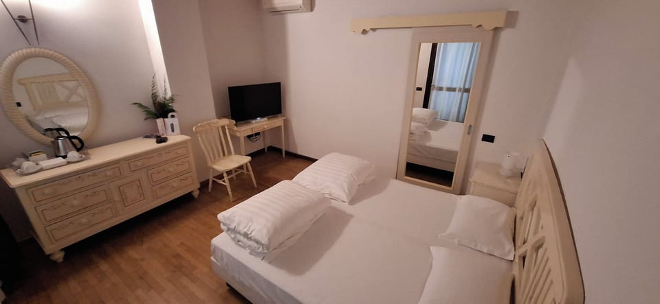 Classic Double or Twin Room | Desk, laptop workspace, free WiFi