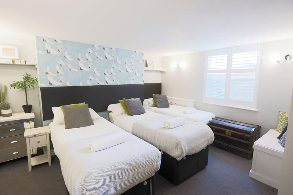 LG floor bedroom, sleeps 3. Can be 3 singles or double and single. En-suite.