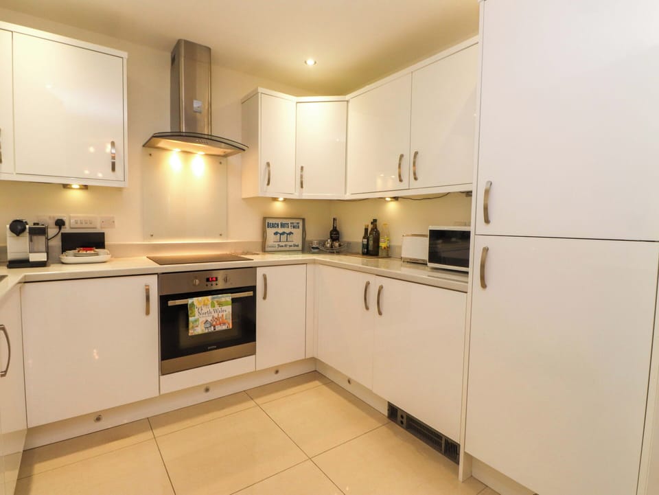 Dishwasher, cookware/dishes/utensils