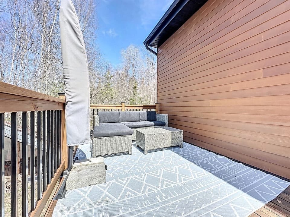 An open and bright terrace offering a perfect setting for eating, reading or relaxing.