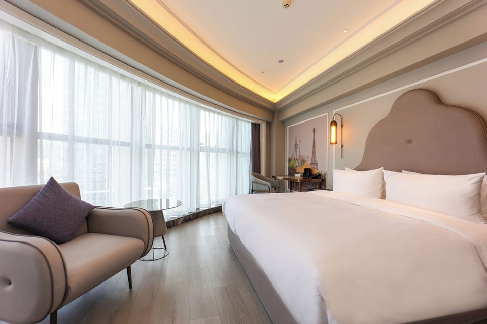 Superior Room, 1 King Bed | Minibar (free items), soundproofing, WiFi (free), bed sheets
