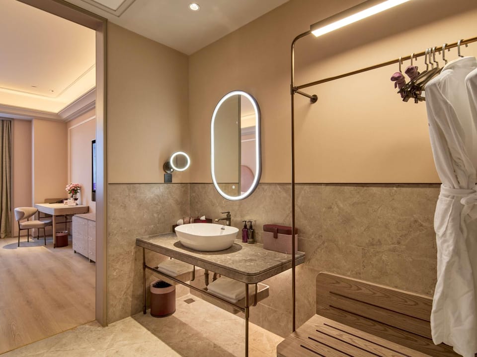 Deluxe Room, 1 King Bed | Premium bedding, down comforters, minibar (free items), WiFi (free)