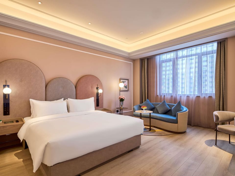 Deluxe Room, 1 King Bed | Premium bedding, down comforters, minibar (free items), WiFi (free)